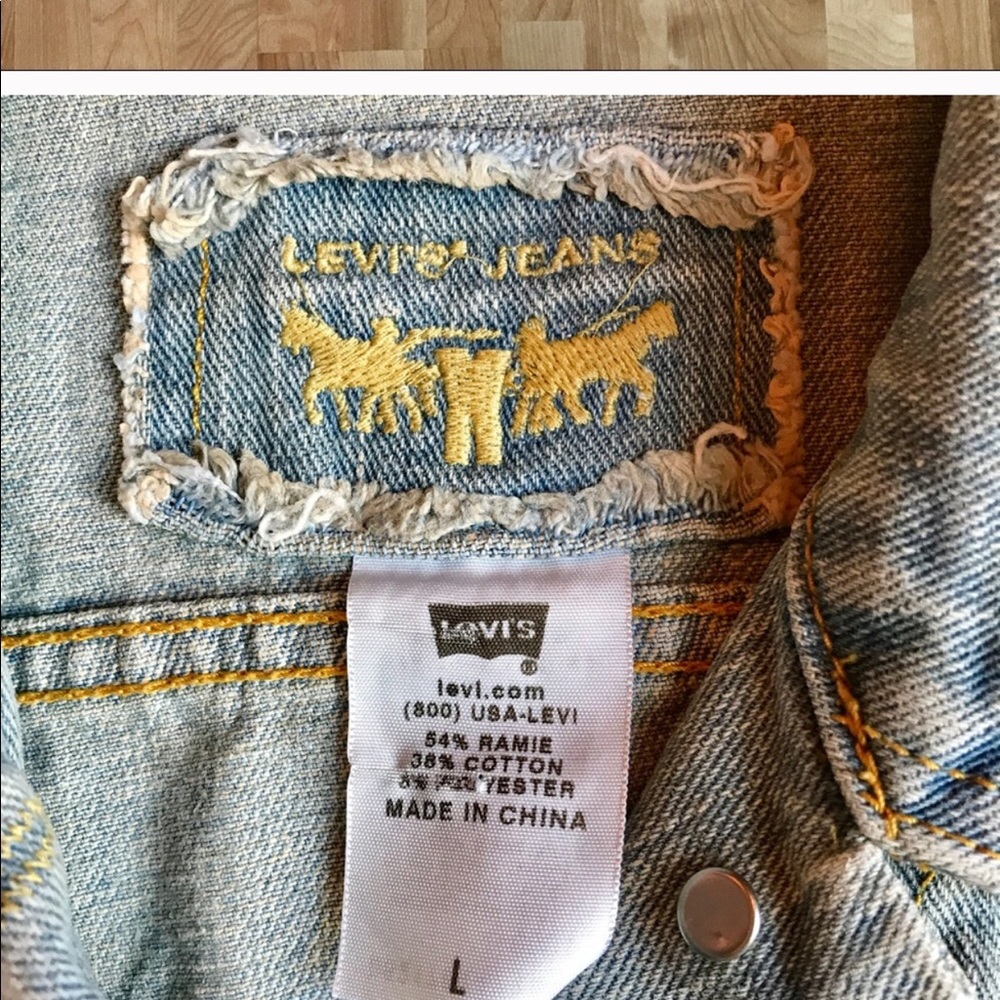 LEVIS DENIM JACKET with distressing - Picture 3 of 4